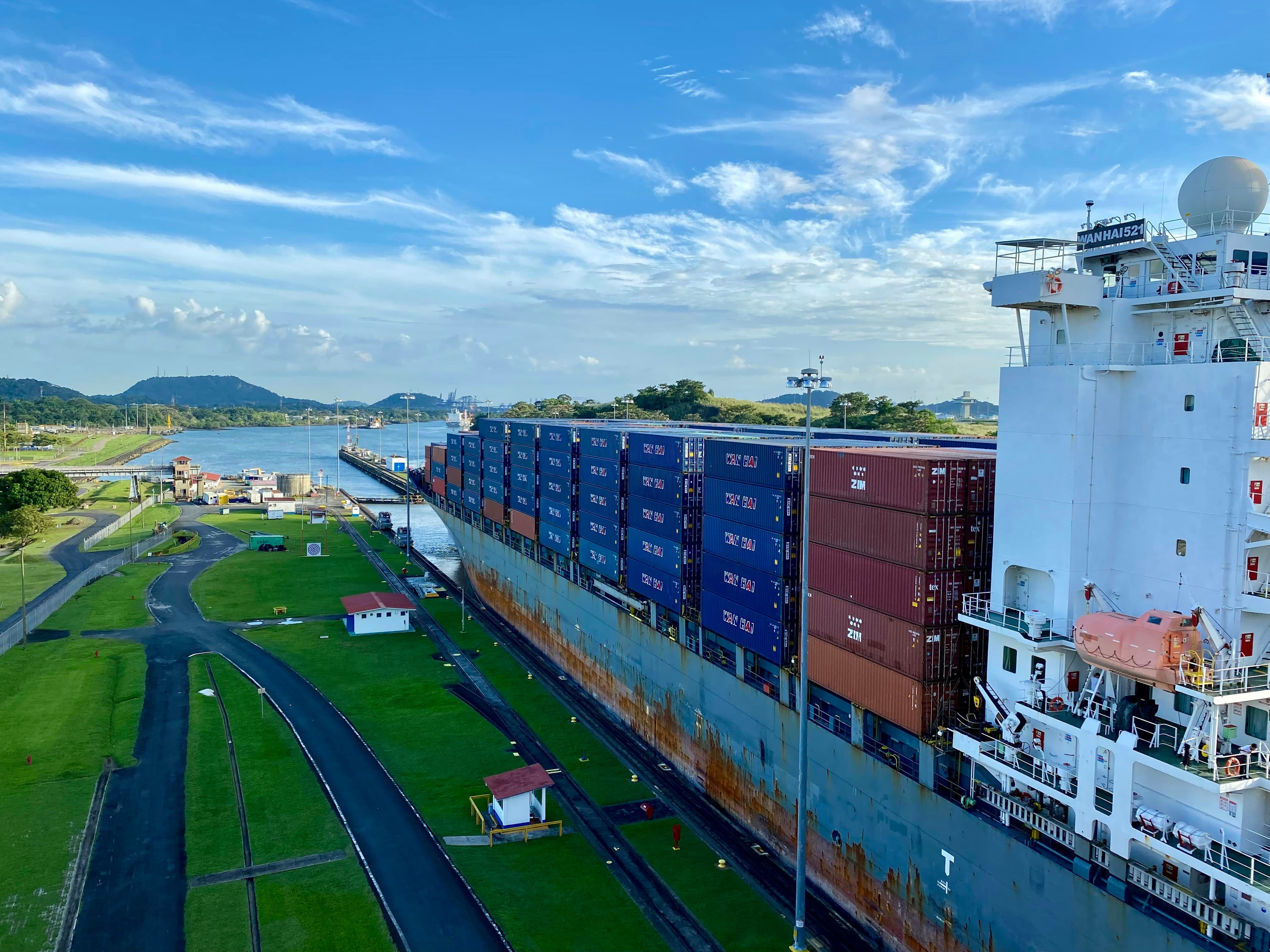 Buque de carga atravesando las esclusas de Miraflores, en el Canal de Panamá